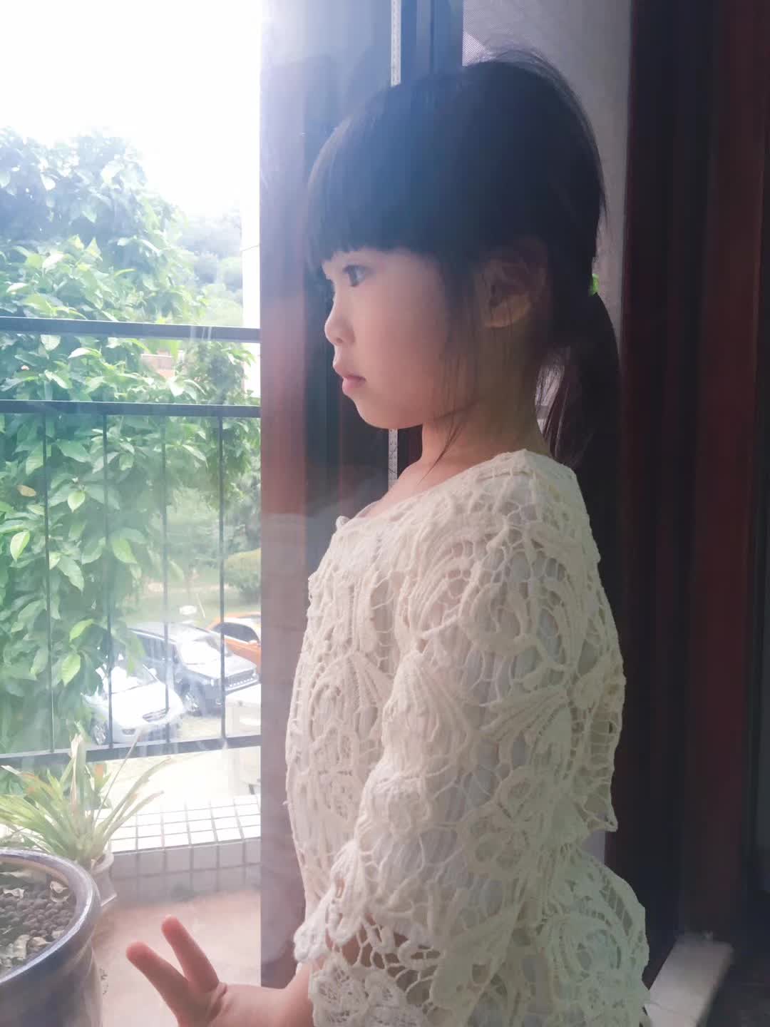 沐浴在窗边晨光里的彭晞而